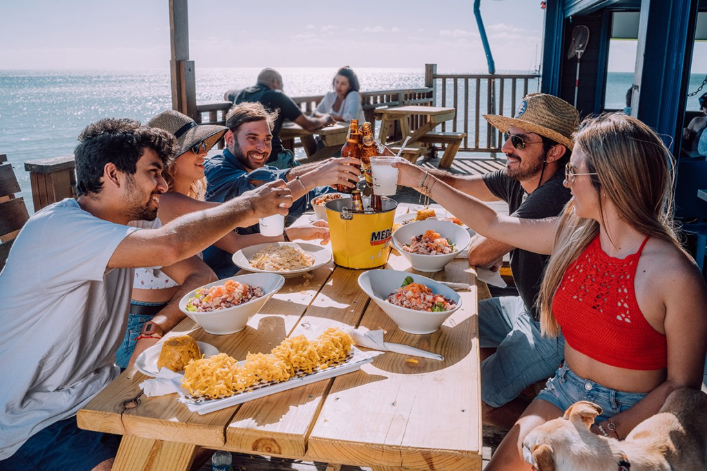 Annie’s Place: Comida y Ambiente en la Playa de Combate